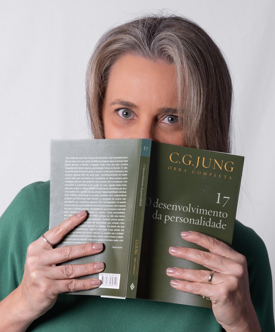 Foto perfil tapando o rosto com um libro